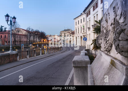 Europa, Italien, Veneto, Treviso. Riviera Garibaldi in der Nähe der Universitätsgebäude Stockfoto