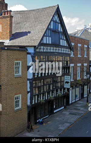 Das 17. Jahrhundert tragen und Knüppel Inn, eine feine schwarze und weiße Fachwerkhaus Gebäude, Lower Bridge Street, Chester, Cheshire, England, UK. Stockfoto