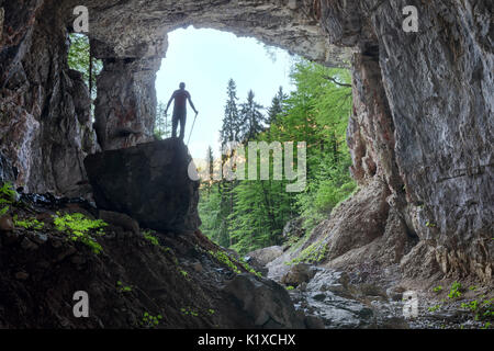Europa, Italien, Friaul-Julisch-Venetien, Claut, Provinz von Pordenone. Landre Scur Höhle im Wald Lesis Stockfoto