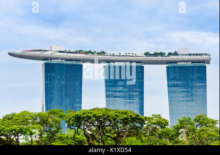 Singapurs ikonisches Marina Bay Sands Blick über die Gipfel der Bäume in Singapur Stockfoto
