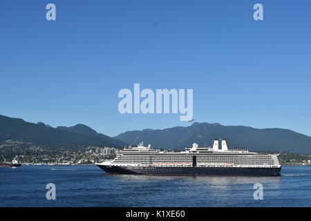 Holland America Lines Kreuzfahrt Schiff Nieuw Amsterdam Segel aus Vancouver, British Columbia auf einer Kreuzfahrt nach Alaska Stockfoto