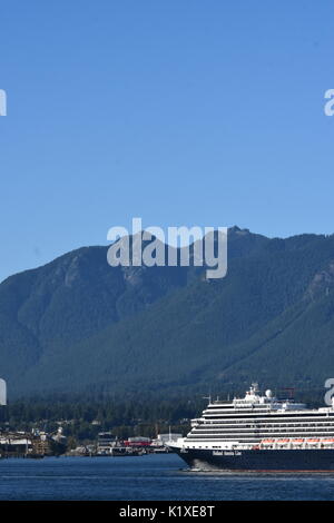 Holland America Lines Kreuzfahrt Schiff Nieuw Amsterdam Segel aus Vancouver, British Columbia auf einer Kreuzfahrt nach Alaska Stockfoto