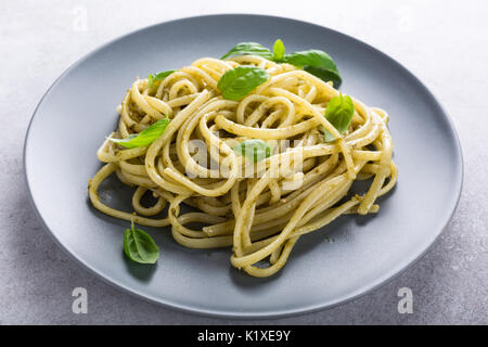 Linguine mit grünem pesto Stockfoto