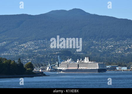 Holland America Lines Kreuzfahrt Schiff Nieuw Amsterdam Segel aus Vancouver, British Columbia auf einer Kreuzfahrt nach Alaska Stockfoto