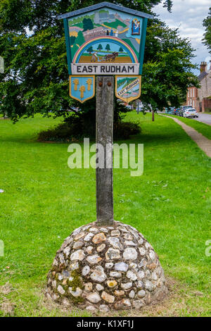 East Rudham Ortsschild, East Rudham, in der Nähe von Fakenham, Norfolk, Großbritannien Stockfoto