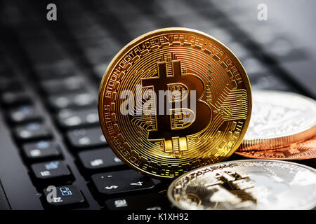 Foto Golden Bitcoins auf notebook tastatur. Crypto Währung Konzept Stockfoto