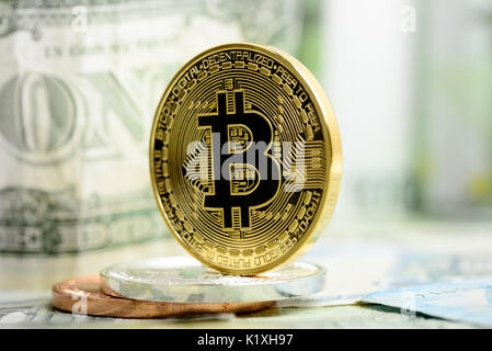 Golden bitcoin auf Geld Hintergrund. Bitcoin cryptocurrency Konzept Stockfoto
