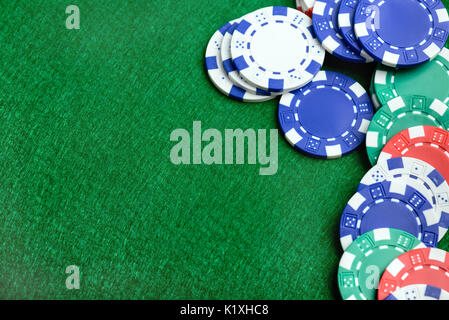 Casino Hintergrund und Chips, Poker chips auf einem grünen Tisch. Poker spiel Konzept Stockfoto