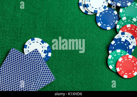 Casino grünen Tisch mit Chips und Karten spielen. Poker spiel Konzept Stockfoto