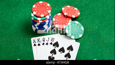 Casino grünen Tisch mit Chips und Karten spielen. Poker spiel Konzept Stockfoto