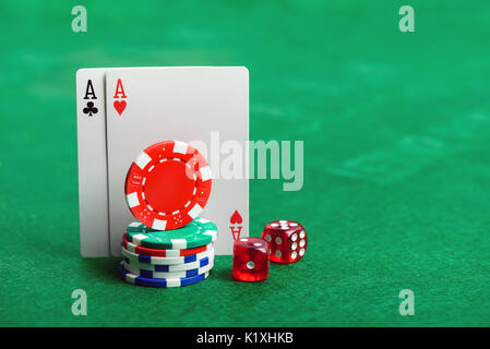 Casino Poker chips, Würfel und Karten am grünen Tisch Hintergrund mit Platz für Ihren Text kopieren Stockfoto