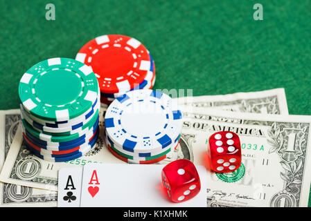 Casino grünen Tisch mit Chips, Geld und Würfel. Poker spiel Konzept Stockfoto