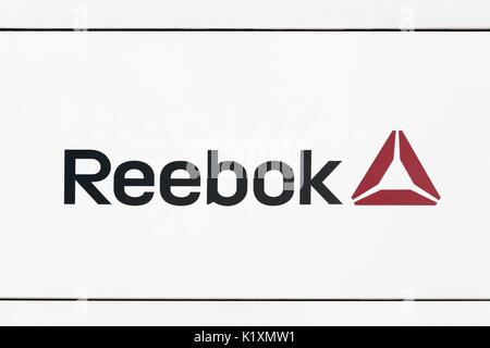Hamburg, Deutschland - Juli 2., 2017: Reebok Logo auf eine Wand. Reebok ist ein globaler Markt für Sportschuhe und Bekleidung Unternehmen als Tochtergesellschaft der Adidas Stockfoto
