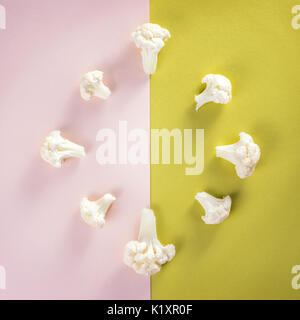 Stück Blumenkohl Gemüse frisch. Die Zeit der Ernte Ernte. Auf farbigem Hintergrund. Stockfoto
