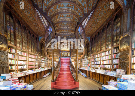 Lello Library. Die berühmte Buchhandlung Livraria Lello in Porto, Portugal Stockfoto