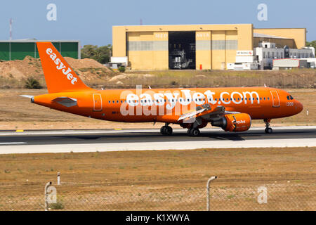 Luqa, Malta, 22. August 2017: EasyJet Airline Airbus A 320-214 [REG: G-EZUI] in der gesamten orange Landebahn 31. Stockfoto