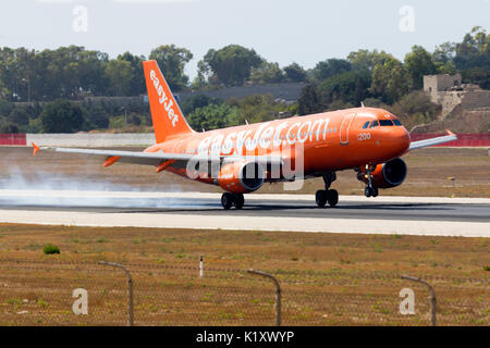 Luqa, Malta, 22. August 2017: EasyJet Airline Airbus A 320-214 [REG: G-EZUI] in der gesamten orange Landebahn 31. Stockfoto