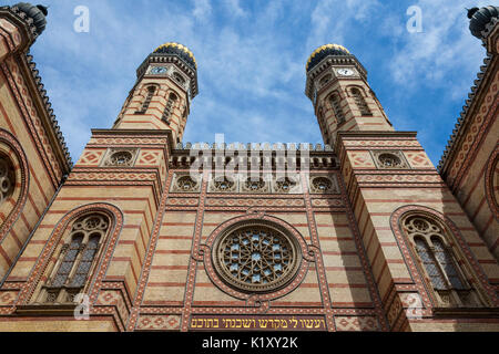 Budapester Synagoge (Dohany Synagoge) Haupteingang von außerhalb. Die beiden berühmten Türme der Synagoge im Vordergrund gesehen werden. Die Tolle Stockfoto