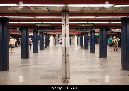 BUDAPEST, Ungarn - 12. AUGUST 2017: Deak Ferenc Station der Budapester U-Bahn, von der Plattform genommen, zwischen den beiden Richtungen der Linie 2 Bild Stockfoto