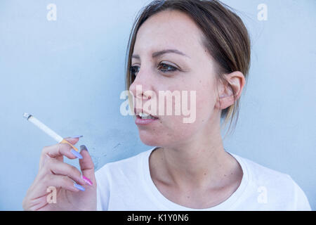 Mädchen raucht die Zigarette mit so vielen gesundheitlichen Problemen Stockfoto