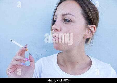 Mädchen raucht die Zigarette mit so vielen gesundheitlichen Problemen Stockfoto