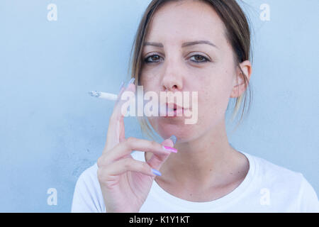 Mädchen raucht die Zigarette mit so vielen gesundheitlichen Problemen Stockfoto