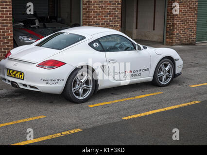 Weißen Porsche Auto im Croft Rennstrecke, North Yorkshire, England, Großbritannien Stockfoto