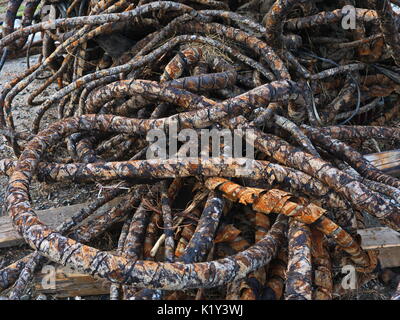 Schrott Haufen rostigen Leitungen Stockfoto