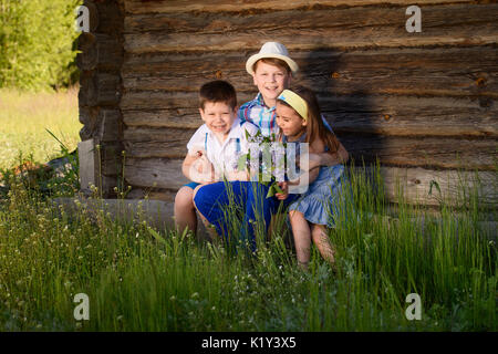 Bruder und Schwester Portrait im Dorf. Stockfoto