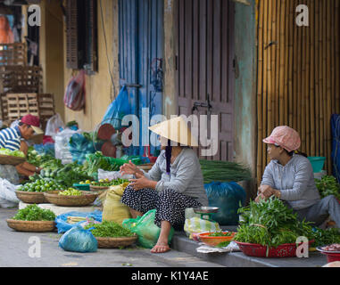 Saigon, Vietnam - 30. Juni 2017: Frau Verkauf von Kräutern auf Straße, Saigon, Vietnam. Stockfoto