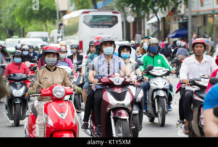 SAIGON - Juni 2017: Straßenverkehr in Saigon, Vietnam Stockfoto