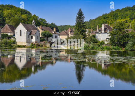 Fluss Gartempe und Saint-Pierre-de-Maillé, Vienne, Frankreich. Stockfoto