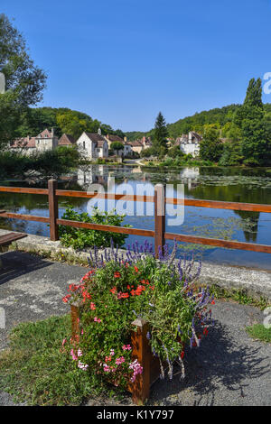 Fluss Gartempe und Saint-Pierre-de-Maillé, Vienne, Frankreich. Stockfoto