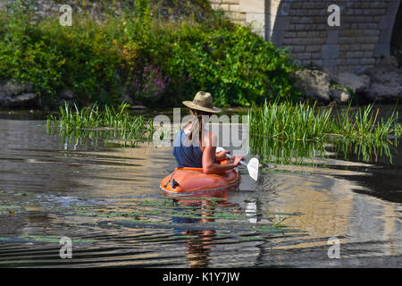 Kanufahrer auf dem Fluss Gartempe, Saint-Pierre-de-Maillé, Vienne, Frankreich. Stockfoto