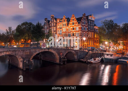 Night city Blick auf Amsterdam Canal und Brücke Stockfoto