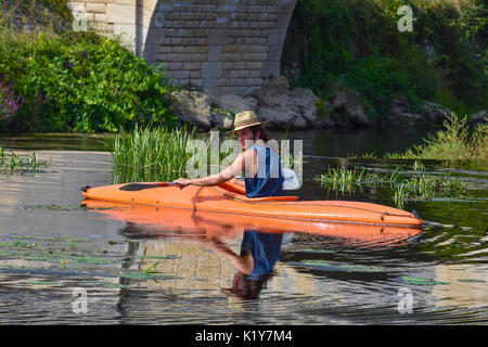 Kanufahrer auf dem Fluss Gartempe, Saint-Pierre-de-Maillé, Vienne, Frankreich. Stockfoto