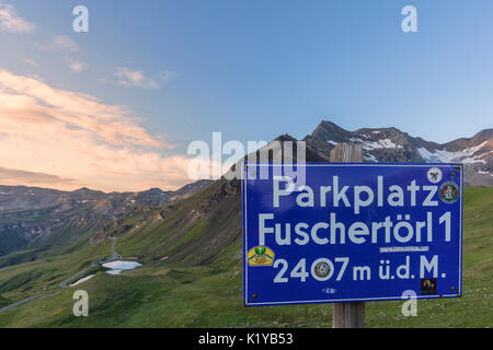 Zeichen mit der Höhe an Aussichtspunkt Fuschertoerl auf der Großglockner Hochalpenstraße, Österreich Stockfoto