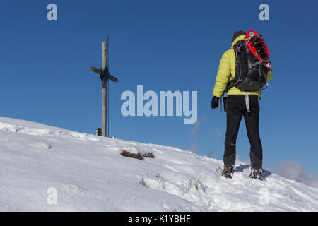 Europa, Italien, Veneto, Belluno, Colle Santa Lucia. Wanderer in der Nähe das Gipfelkreuz des Monte Pore, Dolomiten Stockfoto