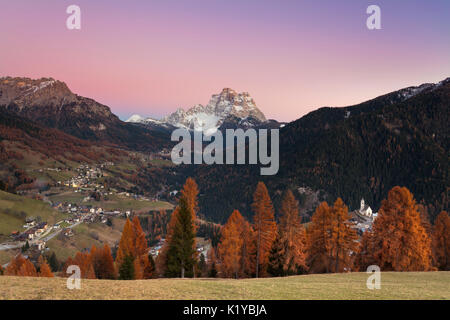 Die Dörfer der Fiorentina Valle: Selva di Cadore, Santa Fosca, Pescul und rechts durch die Lärchen die Kirche von Colle Santa Lucia. Europa, Stockfoto