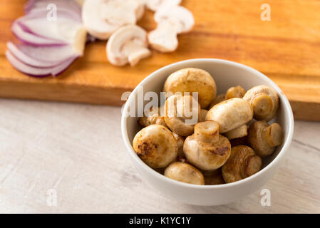 Gebratene champignon Pilze in einer Schüssel auf dem Tisch. Stockfoto