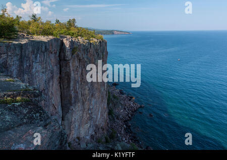 Klippe entlang des Lake Superior Stockfoto