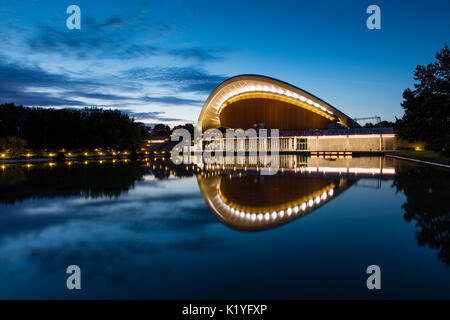 Haus der Kulturen der Welt (HKW), Berlin, Deutschland bei Nacht, 9. August 2017 Stockfoto