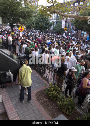 Menge genießt Musik in Spike Lee's 9. Jährliche Brooklyn liebt Michael Jackson & She's Gotta haben es Block Pary im Bedford Stuyvesant Abschnitt der Broo Stockfoto