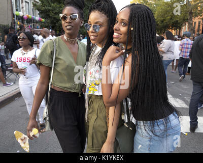 Junge Frauen stellen für Foto bei Spike Lee's 9. Jährliche Brooklyn liebt Michael Jackson & She's Gotta haben es Block Pary im Bedford Stuyvesant Abschnitt Stockfoto