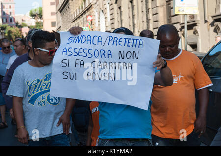 Rom, Italien. 26 Aug, 2017. Der Migrant Manifestation und Home Bewegung gegen Räumungen und für das Recht auf Wohnen. Credit: Leo Claudio De Petris/Pacific Press/Alamy leben Nachrichten Stockfoto