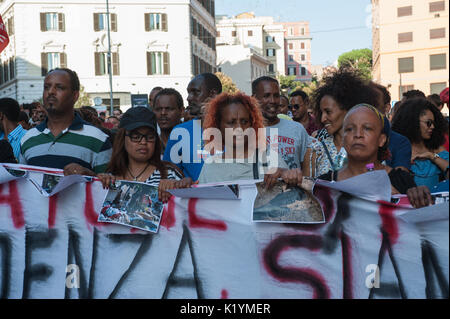 Rom, Italien. 26 Aug, 2017. Der Migrant Manifestation und Home Bewegung gegen Räumungen und für das Recht auf Wohnen. Credit: Leo Claudio De Petris/Pacific Press/Alamy leben Nachrichten Stockfoto