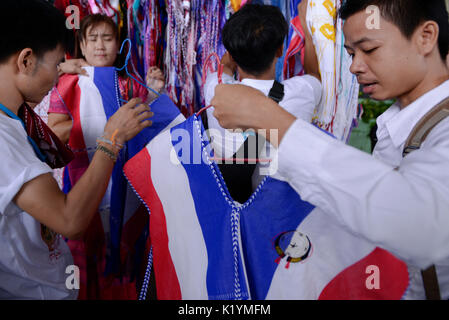 Bangkok, Thailand. 27 Aug, 2017. Mitglieder der Karen mit Shirt traditionelle Geschäfte wie bei feiern ihre Handgelenk binden Zeremonie in Bangkok, Thailand. 27. August 2017. Credit: Anusak Laowilas/Pacific Press/Alamy leben Nachrichten Stockfoto