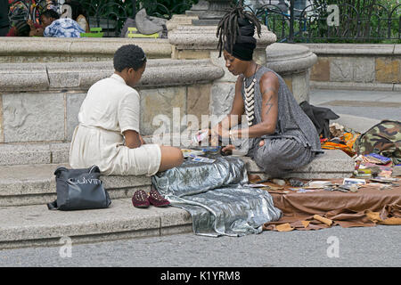 Eine Tarot-Karte lesen im Union Square Park in New York City Stockfoto