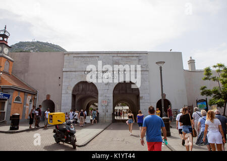 Grand Casemates Square, der Hauptplatz im Zentrum von Gibraltar, am nördlichen Ende der Hauptstraße Stockfoto