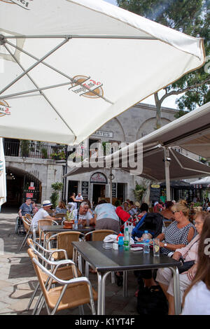 Grand Casemates Square, der Hauptplatz im Zentrum von Gibraltar, am nördlichen Ende der Hauptstraße Stockfoto